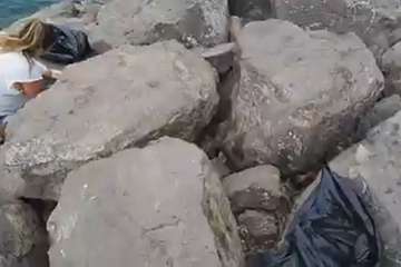 Limpieza de la escollera sur del muelle de Taliarte (Foto Pedro Martel/Wendy Cruz)